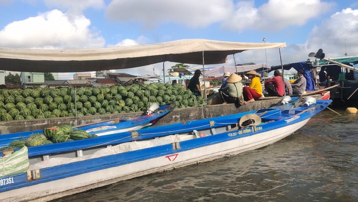 Bateau vendant des pastèques