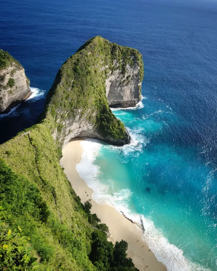 Falaises et plage de Kelingking Beach à Nusa Penida
