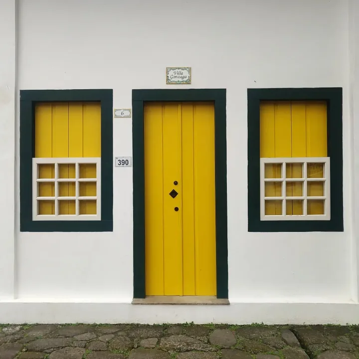 Façade blanche et fenêtres jaunes dans le centre de Paraty