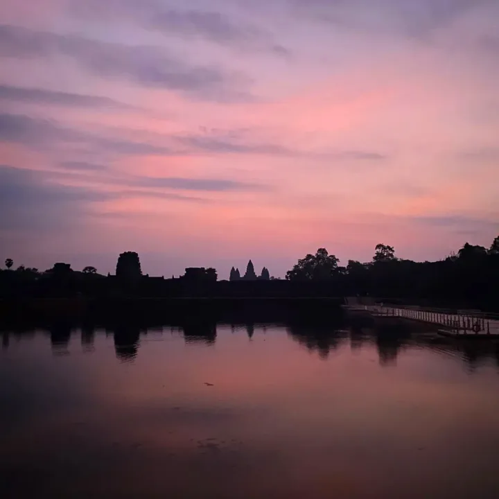Silhouette d’Angkor Wat au lever du soleil