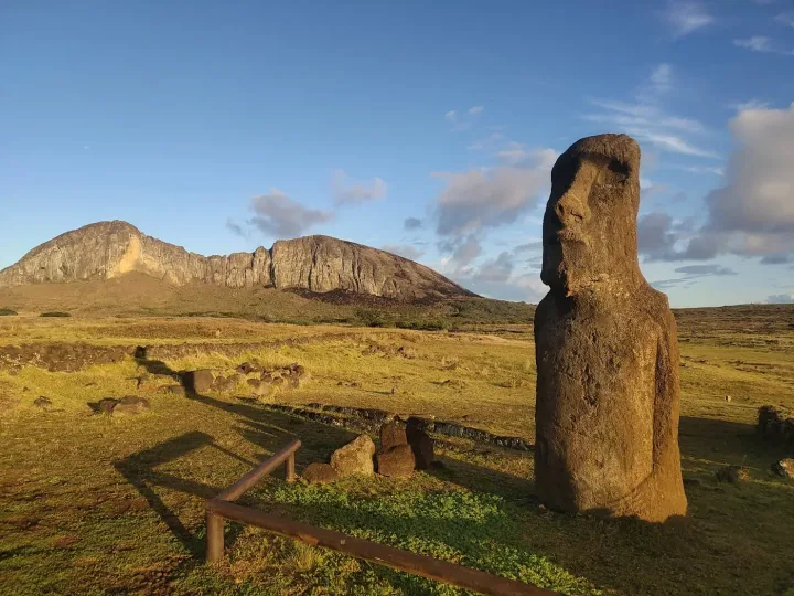Moai isolé sur la côte de Rapa Nui