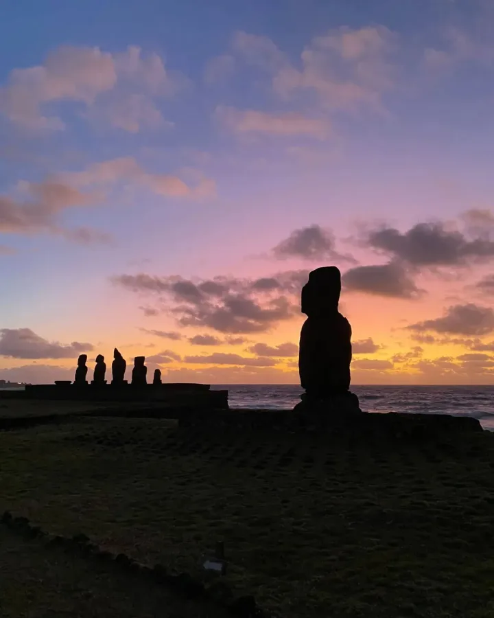 Moai d’Ahu Tongariki au lever du soleil