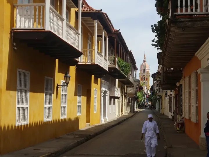 Rue coloniale colorée dans le centre de Cartagena