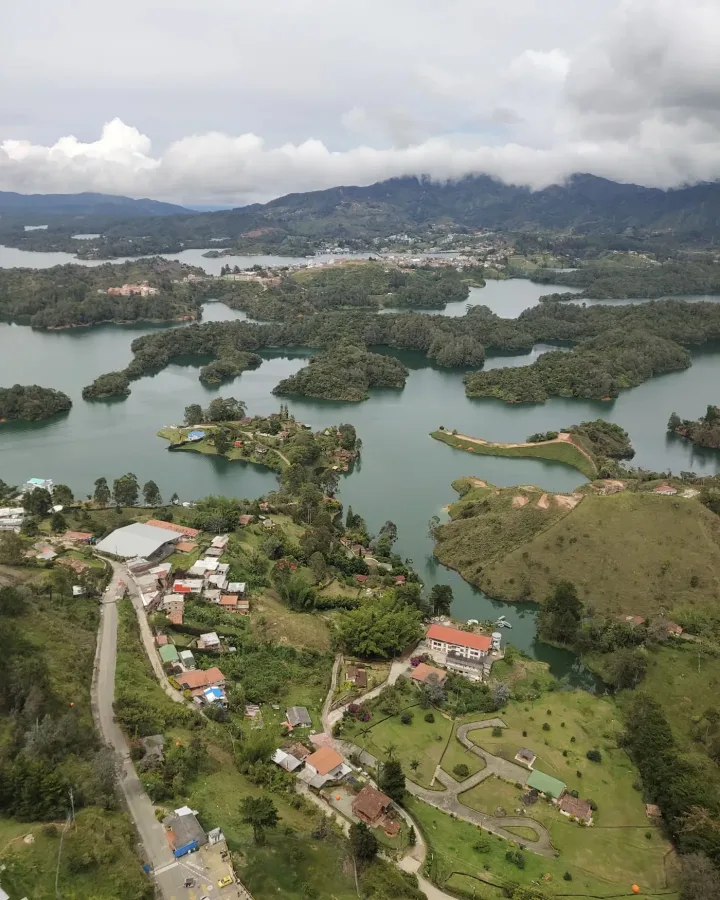 Lacs et collines vus depuis la Piedra del Peñol à Guatapé