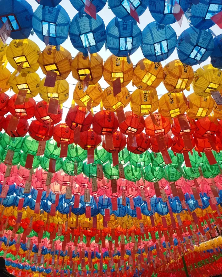 Lanternes colorées suspendues dans le temple Jogyesa à Séoul
