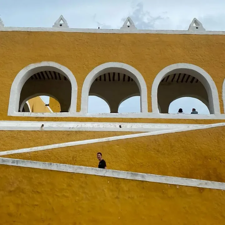 Façade jaune de la ville d’Izamal au Yucatán