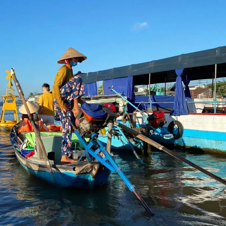 Barques du marché flottant de Cái Răng au Vietnam