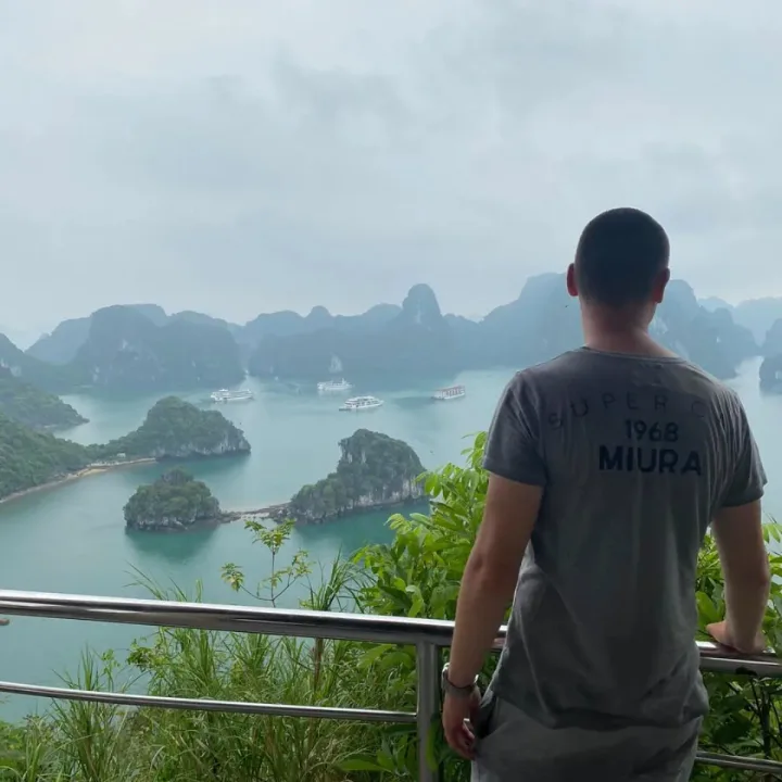 Point de vue sur les pains de sucre de la baie d’Halong