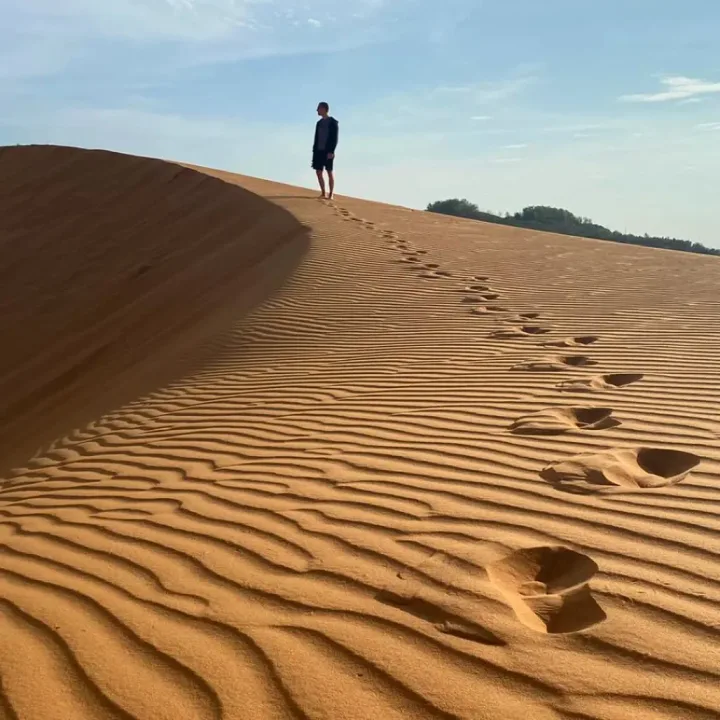 Traces de pas sur les dunes rouges de Mũi Né